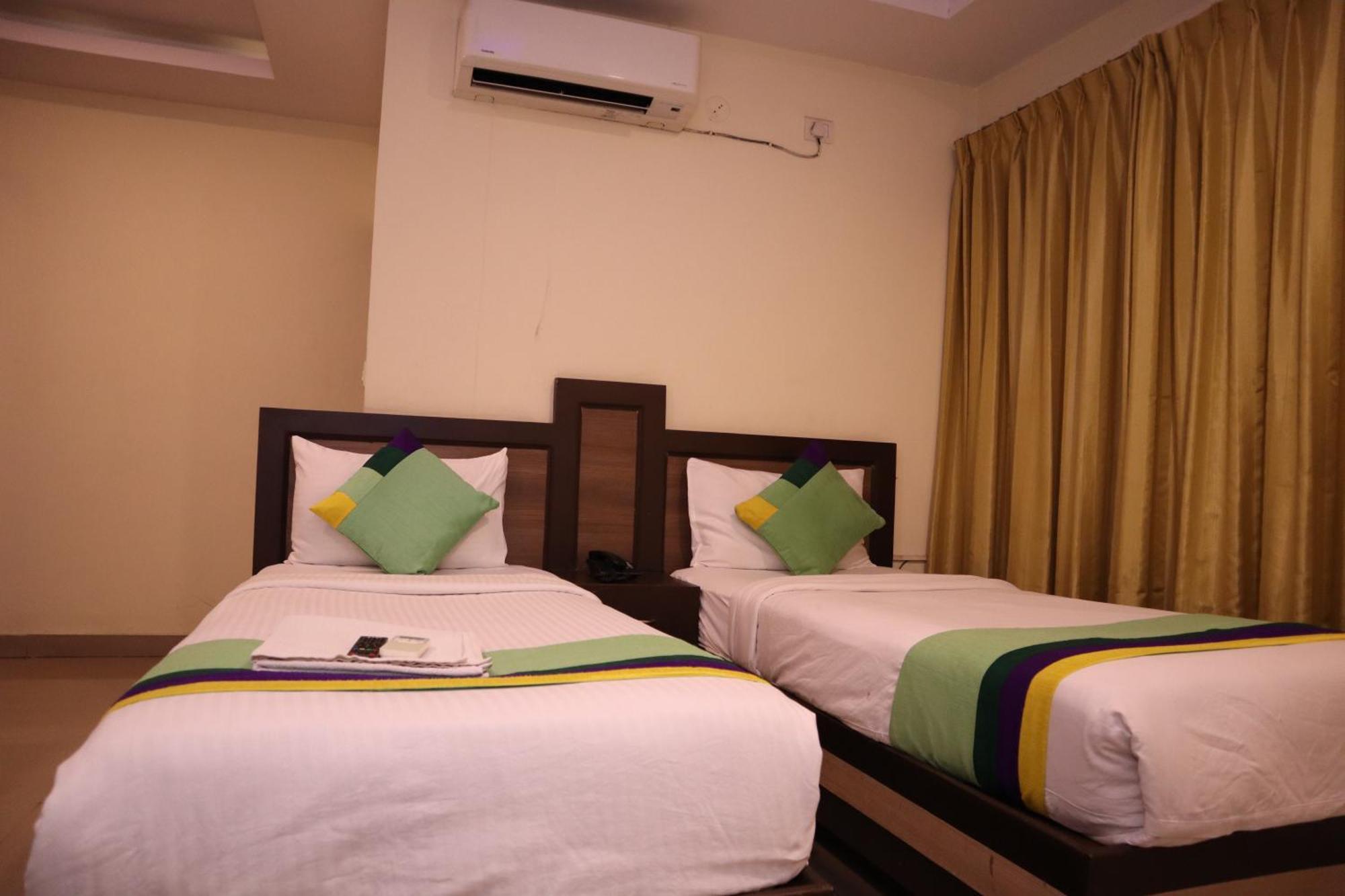 Hotel Millennium Plaza à Kammasandra Extérieur photo