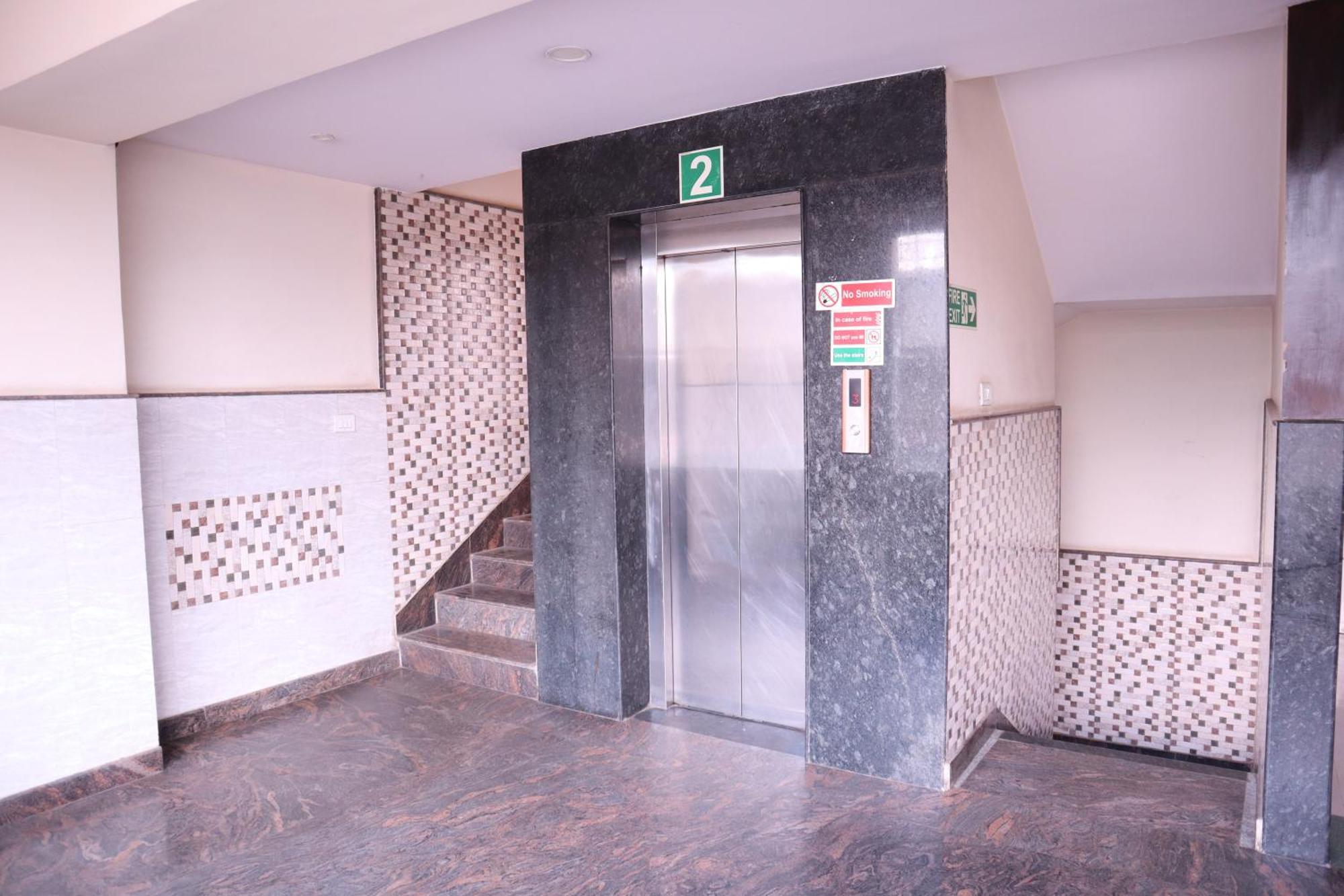 Hotel Millennium Plaza à Kammasandra Extérieur photo